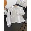 Camisa Blanca de Encaje Patchwork Estilo Francés con Cuello en V para Mujer, Diseño Corto para Figuras Petite, Top Único y Sin Contraste 88523
