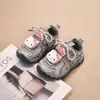 Sapatos Infantis Tênis Esportivo Feminino 2026 Outono Novo Estilo Moda Infantil Tênis de Lona Desenho Animado Calçado Casual Feminino Solado Macio Tênis Forrest Gump