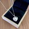 Elegante conjunto de collar y pendientes de corazón totalmente de diamantes, cadena para la clavícula de acero de titanio moderna y versátil, joyería de alta calidad de moda al por mayor