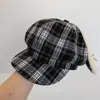 Gorra de plato a cuadros con orejas de conejo, dulce y linda, para mujer, otoño e invierno 2026, estilo universitario, moderna, adelgazante