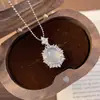 Collar para mujer con colgante bañado en plata con figura de Buda de calcedonia blanco hielo, diseños de hoja y calabaza, ágata y jade de Maitreya