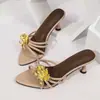 Nuevas Sandalias de Moda de Verano 2025 Estilo Francés Flor de Metal Talla Grande Pantuflas de Tacón de Aguja Comercio Transfronterizo para Mujer
