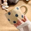 Encanto atemporal - Taza y platillo de cerámica pintados a mano en acabado mate - Taza y platillo de café vintage de cerámica con lunares azules - Exquisita taza de té de la tarde