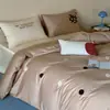 Juego de cuatro piezas de algodón de fibra larga de alta cuenta 100S con bonito bordado de toalla, juego de tres piezas de algodón puro para dormitorio, ropa de cama cómoda para dormir desnudo