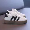 Zapatillas Retro para Niñas Primavera 2026 Nuevas Zapatillas de Cuero para Niños Zapatos Blancos para Niños y Niñas Mayores Zapatos de Entrenamiento Alemanes