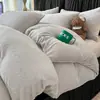 Juego de ropa de cama de cuatro piezas de terciopelo de leche con estampado de corazones rosas para otoño e invierno, que incluye una funda de edredón gruesa y cálida y un juego de sábanas de tres piezas