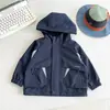 Valle del Viento 2026 Otoño Nueva Chaqueta con Capucha para Niños Estilo Japonés Exterior Elegante Abrigo de Trabajo para Niños Producto Nuevo