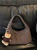 Bolso tote de ante con remaches transfronterizo para mujer, nuevo modelo 2026, bolso de mano de gran capacidad, bolso de hombro y para debajo del brazo, moderno y versátil