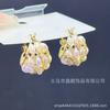 Nuevos aretes de moda retro dulces de canasta de flores con perlas, diseño de moda de lujo ligero intelectual, aretes versátiles de alta calidad