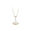 Collar para vestido Baojia para mujer con un diseño de alta gama, cadena para clavícula en forma de abanico, colgante de nácar blanco de nicho de lujo ligero, regalo para novia