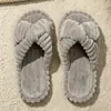 Pantuflas de felpa para mujer con tiras cruzadas, silenciosas y antideslizantes, con suela suave, diseño a rayas beige, adecuadas para el dormitorio, material de algodón, en stock