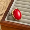 Anillo de banda ancha martillada estilo palacio ins, anillo ovalado de rubí exagerado vintage transfronterizo europeo y americano, joyería