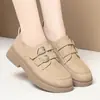 Mocassins Femininos 2025 Novo Estilo Aumentadores de Altura com Sola Grossa em Couro Brilhante, Sapatos Pretos Estilo Britânico com Sola Macia e Fivela Quadrada para Primavera