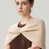 Xale Triangular de Cashmere Feminino Cachecol com Design de Furo Torcido Capa Outono/Inverno Novo Estilo Cachecol de Pescoço Vazado Proteção Quente para o Pescoço