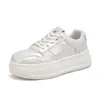 Nuevas zapatillas de plataforma de suela gruesa para mujer, zapatillas blancas sencillas de color liso con cordones, adecuadas para ir al trabajo, alargan las piernas, alto atractivo estético, zapatillas para mujeres estudiantes
