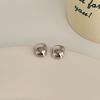 Pendientes pequeños de estilo frío para mujer, estilo retro de Hong Kong, pendientes sencillos de celebridades de Internet Hepburn, nuevos pendientes de moda 2023