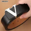 Cinto Versátil de Couro Genuíno da Moda para Jovens, Cinto Masculino Liso Casual com Letras, Atacado do Fabricante Tendência