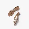 En Stock~Estación Europea Verano Nuevo Patrón de Cocodrilo Metal Deslizables Tira Cruzada Tacón de Gato Calzado Exterior Sandalias de Tacón Bajo para Mujer