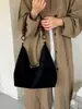 Bolso de mano exquisito de gran capacidad retro europeo y americano, nuevo bolso tipo cubo de un solo hombro para axila para mujer de otoño e invierno