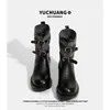 Botas de montaria retrô com fivelas duplas e salto grosso para mulheres, nova coleção outono 2026, botas de cano médio justas com patchwork de couro e tecido, botas Martin