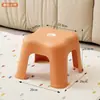 Taburete pequeño engrosado para uso doméstico, banco silla de plástico para sala de estar, taburete para baño de adultos, adecuado para mujeres en apartamentos de alquiler, taburete bajo para cambiarse los zapatos