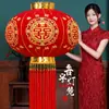 Un par de linternas rojas grandes con el carácter chino de "alegría" () - decoraciones festivas para la boda, adecuadas para la puerta principal, el patio y la sala de bodas. Una colección completa de suministros para bodas