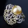 Anillo hueco estilo retro exótico Cao Shi con perlas artificiales, anillo de alta gama bitono electrochapado con incrustaciones completas de diamantes