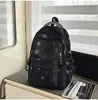 Mochila retro tie-dye con estampado de estrellas rojas y negras, estilo workwear unisex, elegante y genial para adolescentes y estudiantes.
