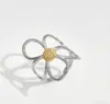 Anillo Abierto Lele Jewelry Estilo Europeo y Americano Acero Inoxidable Combinación de Colores Dorado y Plateado Flores Caladas Diseño de Nicho Versátil y de Moda