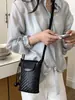 Bolso de axila tejido texturizado para mujer, nuevo modelo 2026, bolso para teléfono de cuero encerado, bolso tipo cubo, bolso cruzado versátil de verano