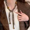 Colar Cachecol de Seda com Contas Estampa de Leopardo para Mulheres 2025 Novo Popular Design de Nicho Acessórios de Vestuário da Moda com Exquisito Elegante