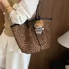 Bolso de mano de gamuza para mujer coreano, moderno de un solo hombro con estampado de leopardo 2026, exquisito nuevo bolso tipo cubo de gran capacidad, gamuza, para ir al trabajo en otoño