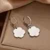 Suprimento Transfronteiriço Europeu e Americano Brincos de Flor de Concha Natural Elegantes e Simples Joias de Aço Inoxidável de Luxo Leve e de Alta Qualidade