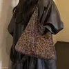 Bolsa feminina estampada de leopardo, coleção de outono, camurça, estilo mãe e filho, veludo retrô, bolsa de ombro, novo design coreano e japonês, moderna e elegante, 2026