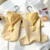 Ropa para gatos de otoño e invierno nueva al por mayor: Chaqueta con capucha de rayas amarillas y blancas para correa, linda y simple, adecuada para gatos Ragdoll y British Shorthair, cálida