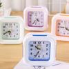 Reloj despertador pequeño cuadrado de plástico simple de moda directa de fábrica, reloj despertador digital de plástico silencioso para mesita de noche o dormitorio