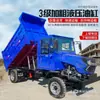 Caminhão basculante a diesel com tração nas quatro rodas para mineração e engenharia, equipado com cilindros hidráulicos reforçados para puxar cargas em subidas e descidas.