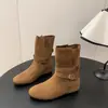 Botas de couro macio, versáteis para dois estilos, nova moda, estilo coreano retrô, 2026, sola plana, de calçar, de cano médio, outono/inverno, camurça, botins para mulheres