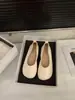 Sapatos de noite baixos e delicados, sapatos femininos amarelos, novos mocassins de verão 2025 com bico redondo, sola macia, estilo bailarina