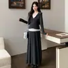 Conjunto de maternidad de dos piezas con capucha minimalista para Otoño/Invierno 2026, con una elegante falda midi de corte amplio