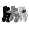Calcetines infantiles nuevos para primavera y verano 2024 calcetines de moda de Corea del Sur color sólido negro blanco gris tres rayas AB calcetines de tubo para niños y niñas