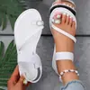Nuevas sandalias planas de tiras para el dedo del pie con pedrería, talla grande, de comercio exterior para mujer, sandalias de playa casuales retro transfronterizas, suministro de Wish