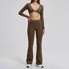 Conjunto de roupa de yoga com top V-neck de manga longa estilo europeu e americano para mulheres, calça de yoga esportiva flare da moda, conjunto para corrida, fitness e yoga