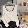 Camiseta de Manga Longa com Gola Quadrada Europeia para Mulheres Primavera 2024 Novo Estilo Slim Fit Curta com Barra Crua Camiseta Básica de Tricô Top