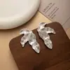 Pendientes de Metal Exagerados Europeos y Americanos con Textura de Pliegues Irregulares Hojas Pendientes Distintivos Pendientes de Moda de Alta Atmósfera