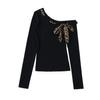 Ds25117-25 Nuevo Estilo Otoño Estampado de Leopardo Americano Correa con Cordón Hombro Inclinado Sexy Hombros Descubiertos Elástico Delgado Suéter