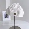 Boina Versátil de Color Sólido con Pequeño Logo Metálico para Mujer Otoño Estilo Japonés Sombrero Calabaza Adelgazante Rostro Sombrero de Artista Temperamento