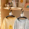 Lindo colgador de ropa con forma de fantasmita, modelo para el hogar, nuevo diseño 2026, sin costuras, previene marcas en los hombros, adecuado para colgar ropa en dormitorios estudiantiles