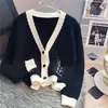 Cardigan de Tricô Elegante Estilo Chanel Outono e Inverno Novo com Decote em V Estilo Coreano Suéter Top com Bolso de Cor Contrastante Versátil para Mulheres