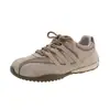 Zapatillas de plataforma de moda con suelas gruesas, un estilo popular para la temporada de otoño de 2026, con un diseño moderno y versátil con cordones y bloques de color.